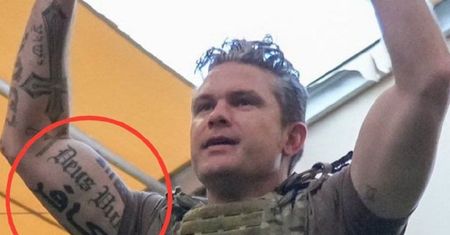 Sekretarz obrony USA wywołał poruszenie. Wytatuował kontrowersyjny symbol