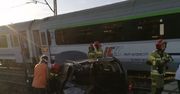 Auto wjechało w pociąg na przejeździe. Rogatki były podniesione