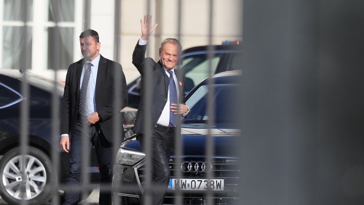 Donald Tusk
Pawe� Supernak
delegacja, gest, Inicjatywa Polska, IPL, KKW, ko, koalicja obywatelska, konsultacje, Nowoczesna, partii, Platforma Obywatelska, PO, PO-KO, polityk, polityka, powyborcze, prezydent, przed Pa�acem Prezydenckim, przedstawiciel KKW, przedstawiciele, przyjazd, rozmowy, samoch�d, spotkanie, wybory, Zieloni, bia�o-czerwone, serce, serduszko, znaczek, opozycja, przedstawiciele ugrupowa� opozycyjnych