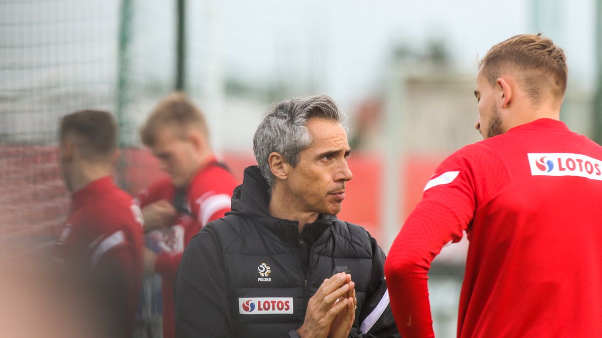 Paulo Sousa and Michal Helik during the Polish national team training before EURO 2020 practice session, on May 25, 2021, in Poznan, Poland. (Photo by Foto Olimpik/NurPhoto via Getty Images)