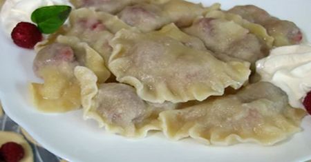 Pierogi z białą czekoladą i malinami. Rozpływają się w ustach