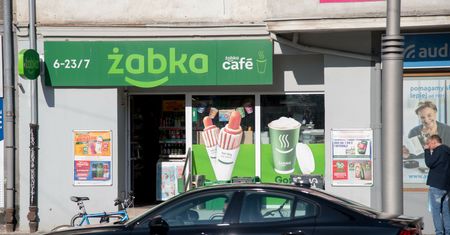 Żabka zaprosiła na zakupy do konkurenta. Niecodzienny komunikat na drzwiach