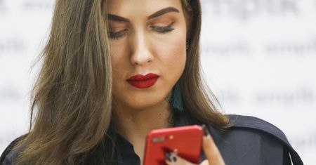 Tajemnicza Deynn "komentuje" zarzuty prezesa firmy kosmetycznej: "Cierpliwość jest gorzka, ale jej owoce słodkie"