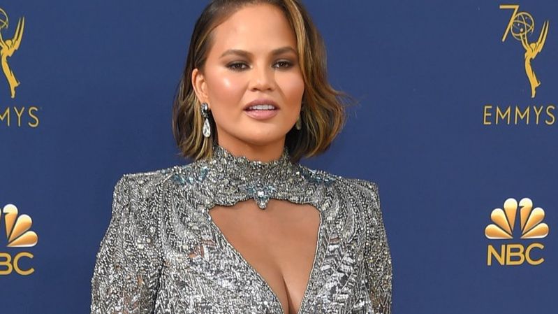 Chrissy Teigen pozbyła się sztucznego biustu.