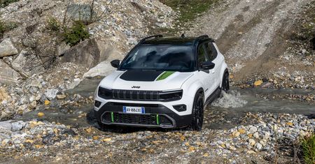 Jeep Avenger 4xe w końcu w salonach. Ile kosztuje wersja z napędem na cztery koła?