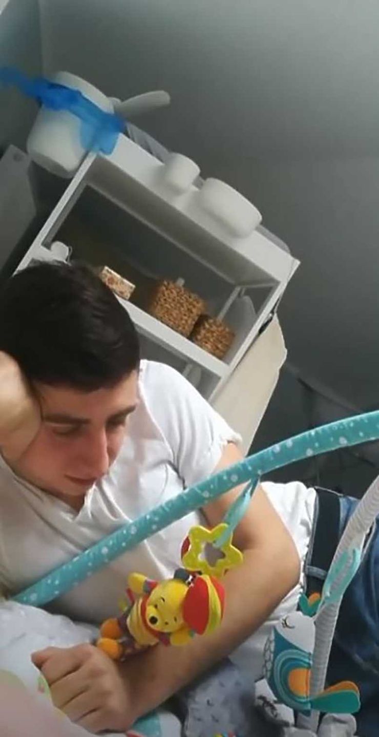 Paweł Borysewicz opiekuje się synem