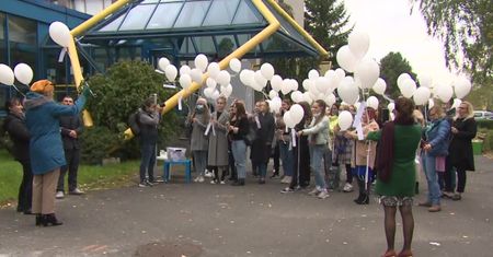 100 balonów wypuszczonych w niebo przed szpitalem w Katowicach. Dzień Dziecka Utraconego.
