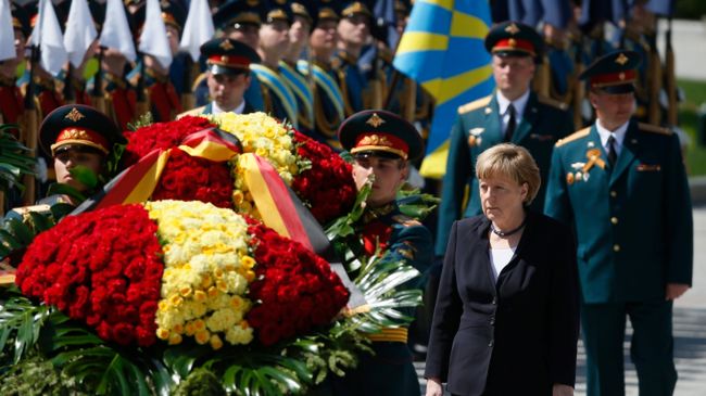 Angela Merkel składa wieniec w Moskwie