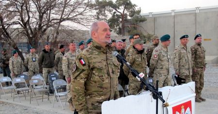 Antoni Macierewicz ze świąteczną wizytą u polskich żołnierzy w Kuwejcie i Afganistanie. "Polacy są skuteczni"