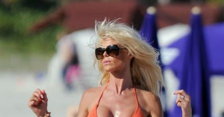 Victoria Silvstedt: boska piękność na plaży  w Miami. Rozgrzewa zmysły do czerwonośći!