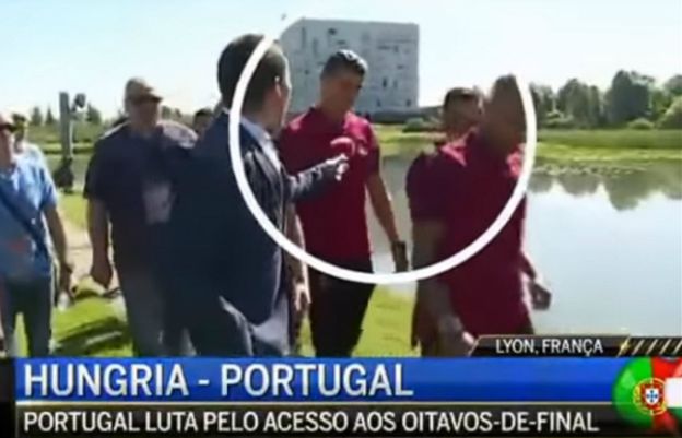 Na aukcję zostanie wystawiony mikrofon, który Cristiano Ronaldo wyrzucił do jeziora [WIDEO]