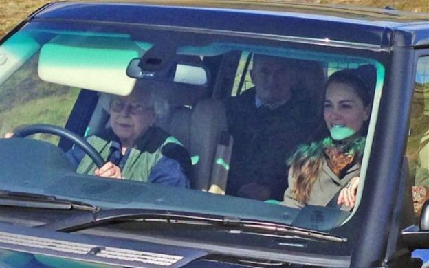 Królowa Elżbieta wsiadła za kółko Range Rovera i zawiozła rodzinę na... polowanie