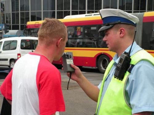 Policjant prowadził na gazie