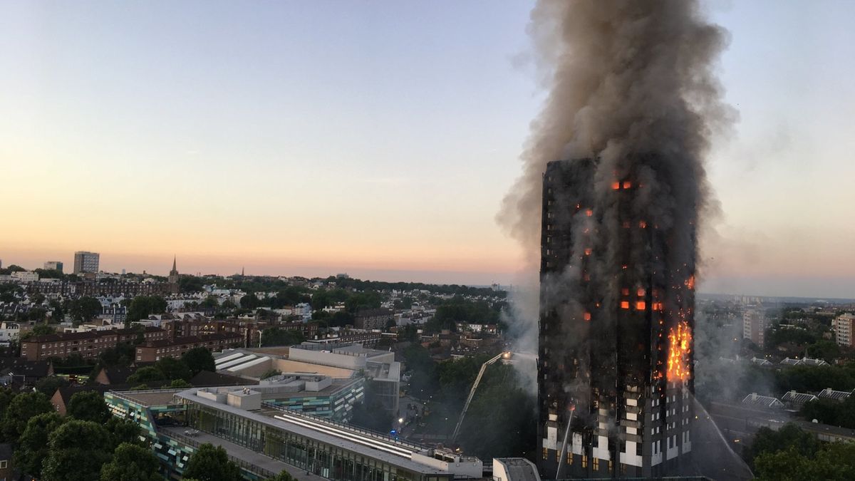 Zdjęcie okładkowe artykułu: Wikimedia Commons / Natalie Oxford / Na zdjęciu: pożar Grenfell Tower w Londynie