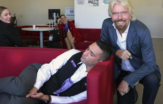 Słynny miliarder przyłapał swojego pracownika na spaniu w trakcie pracy. Jego reakcja? Bezcenna!