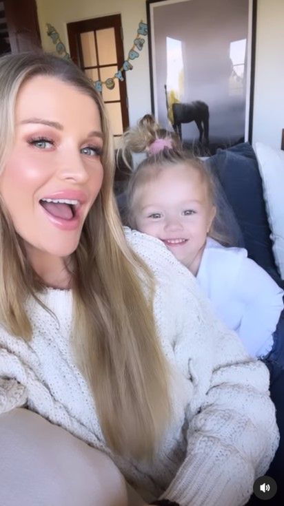 Joanna Krupa namawia córkę do śpiewania po polsku