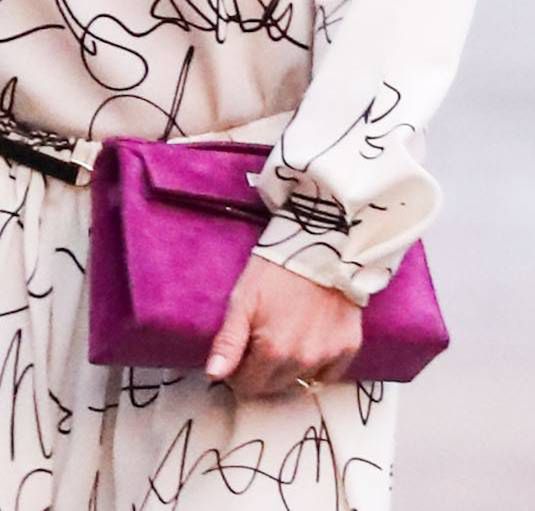Victoria Beckham z fioletową torebką
