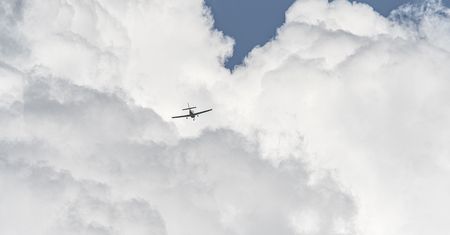 Katastrofa lotnicza pod Warszawą: mały samolot spadł na grupę ludzi