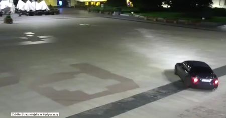 Driftował w nocy na płycie rynku. Wszystko pod okiem kamery monitoringu