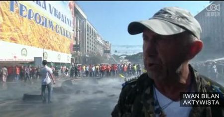 Konfrontacja między demonstrantami a pracownikami służby porządkowej w Kijowie