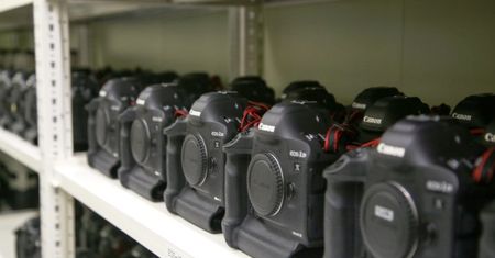 Canon w Pjongczangu: korpusy za ponad pół miliona dolarów i ponad 700 obiektywów