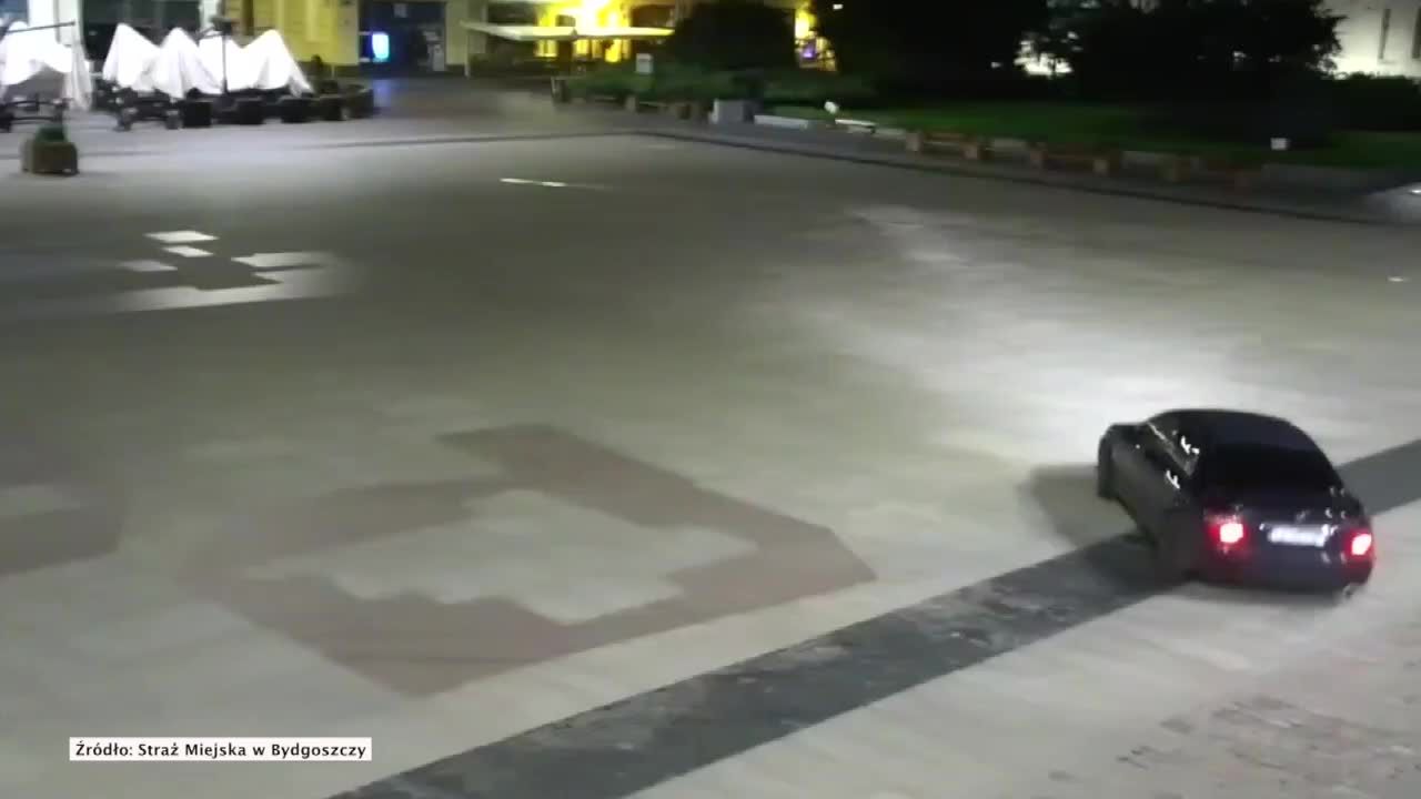 Driftował w nocy na płycie rynku. Wszystko pod okiem kamery monitoringu