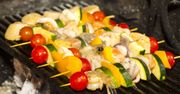 Kolorowe i kuszące szaszłyki na grilla. Uświetnią każdą imprezę w ogrodzie