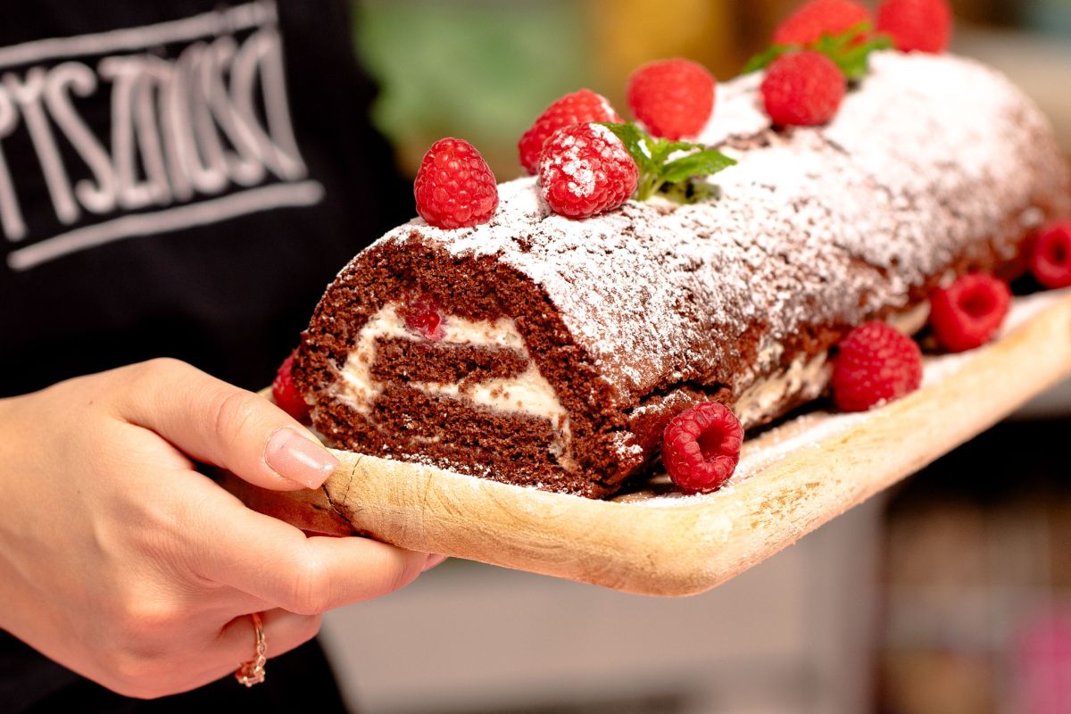 Co roku na święta robię roladę czekoladową z malinami. Nie zostaje po niej nawet jeden okruszek