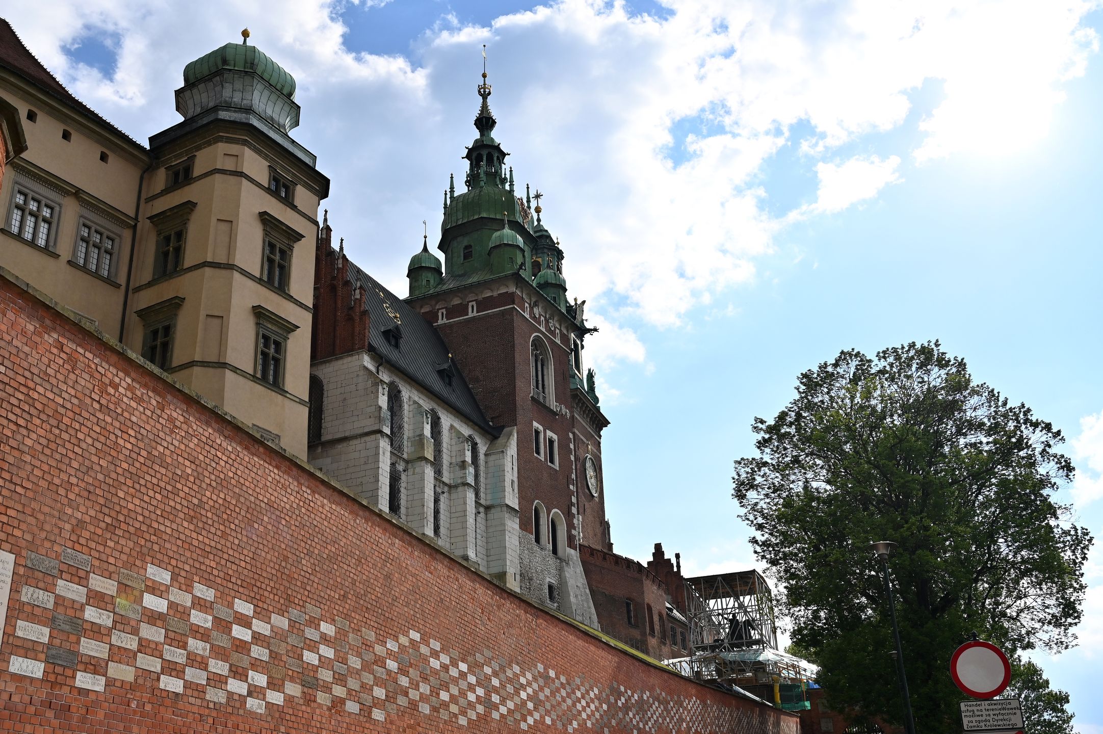 KRAKOW, POLAND - MAY 19: A general view of the Wawel Royal Castle (Zamek Królewski na Wawelu) and the Wawel Cathedral (Katedra Wawelska) on May 19, 2025 in Krakow, Poland. (Photo by John Keeble/Getty Images)