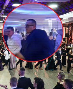 Ksiądz zaszalał na parkiecie. Niczym Travolta