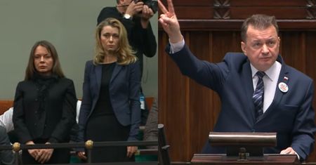 Tymczasem w Sejmie: Barbara Kamińska i Roma Wąsik przypatrują się obradom z galerii. Wykonały wymowny gest (FOTO)