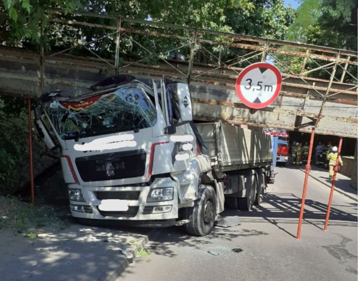 Samochód ciężarowy uderzył w wiadukt 