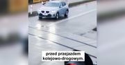 Lublin: Sekundy od tragedii na przejeździe kolejowym. Kierująca BMW wyłamała rogatkę