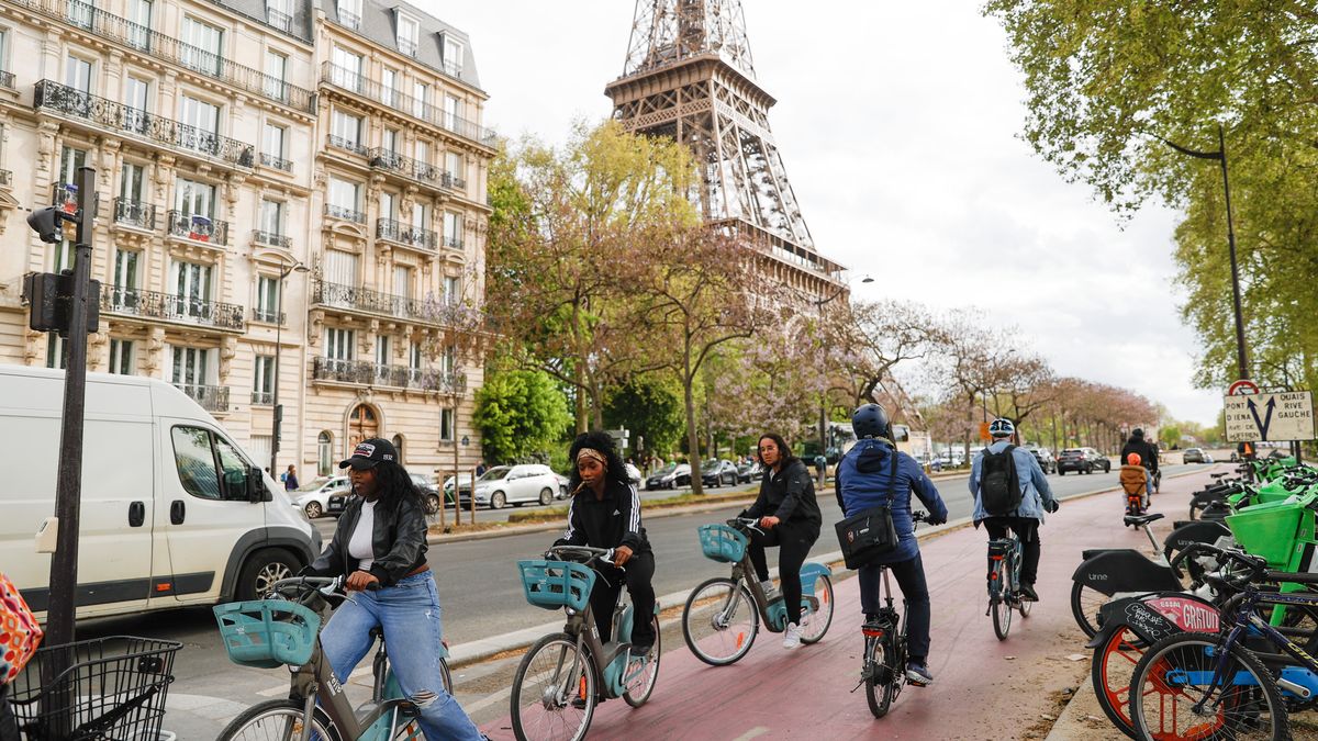 PARIS, FRANCE - APRIL 16: People ride on bikes near the Eiffel Tower as daily life continues in Paris, France on April 16, 2025. Paris, one of the most important centers of finance, diplomacy, trade, fashion, gastronomy, science and art in Europe, also attracts attention with its historical and cultural buildings. (Photo by Esra Hacioglu Karakaya/Anadolu via Getty Images)