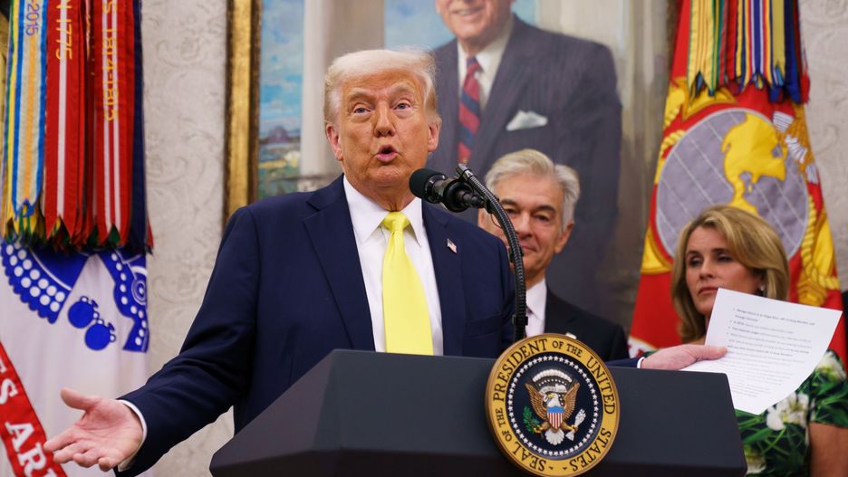 Swearing in of Mehmet Oz as Administrator of Centers for Medicare and Medicaid Services
epa12039591 US President Donald Trump speaks during the swearing in ceremony of Mehmet Oz as Administrator of the Centers for Medicare and Medicaid Services in the Oval Office at the White House in Washington, DC, USA, 18 April 2025.  EPA/WILL OLIVER / POOL 
Dostawca: PAP/EPA.
WILL OLIVER / POOL
ceremony, swearing in, politician