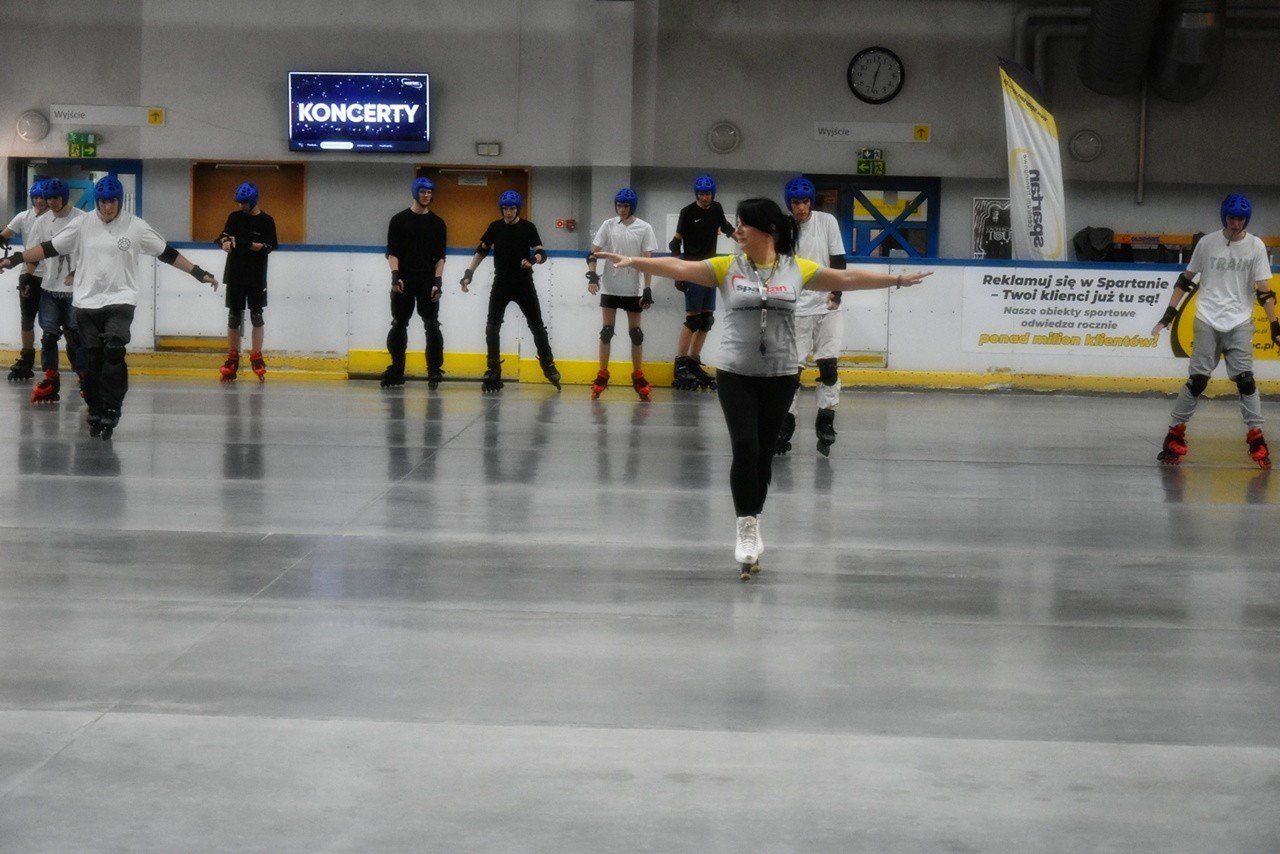 Wrocławscy uczniowie na WF jeżdżą na rolkach