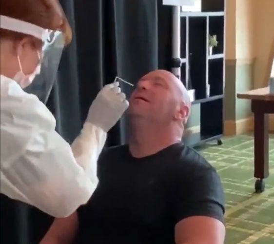 Szef UFC Dana White podczas badań na obecność koronawirusa(fot. Twitter)