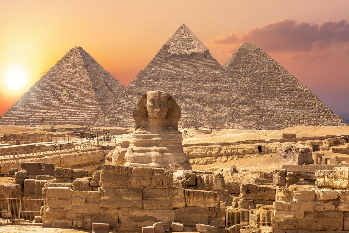 Wnętrze piramid i Sfinksa można zobaczyć w czasie wycieczki online