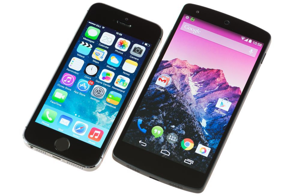 Zdjęcie smartfonów iPhone 5S i Nexus 5 pochodzi z serwisu Shutterstock. Autor: Bloomua