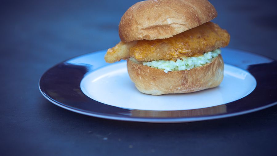 Kanapka z filetem rybnym z sosem tatarskim