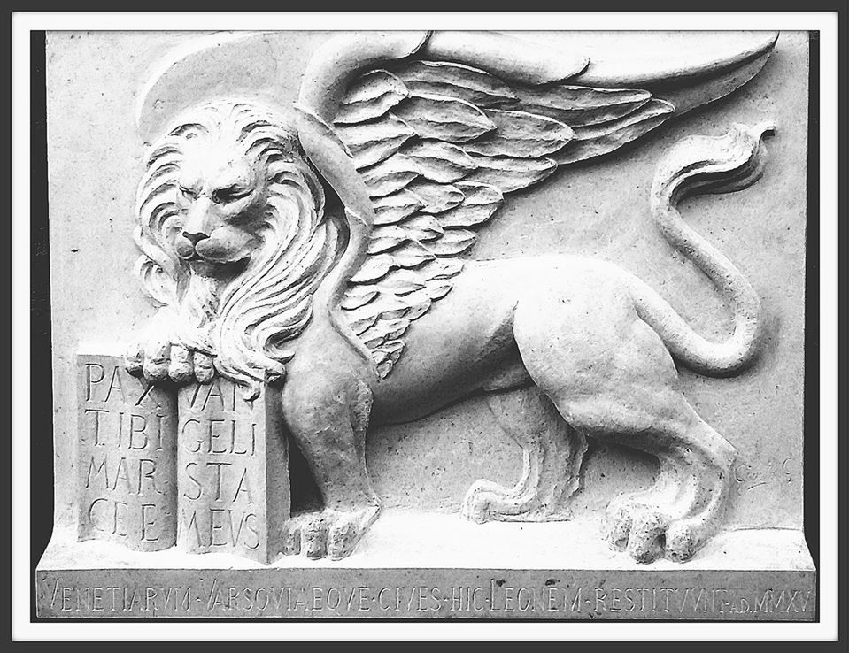 Płaskorzeźba z lwem św. Marka wróciła na Stare Miasto