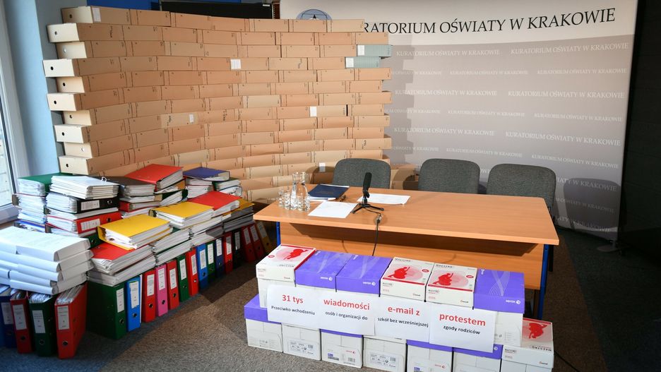 Kurator Nowak wydrukowała 31 tysięcy maili. "Mały lasek ucierpiał" 