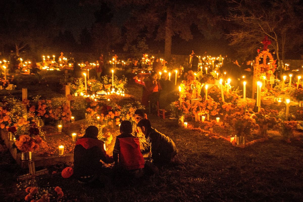 Cmentarze w Meksyku są w Święto Zmarłych pełne ludzi przez całą noc