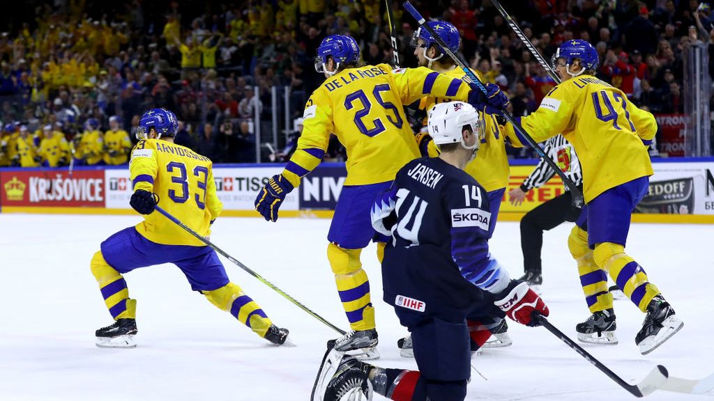 Getty Images / Martin Rose / Na zdjęciu: Szwedzi cieszą się z bramki