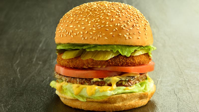 Kanapka z filetem rybnym z sosem tatarskim i serem