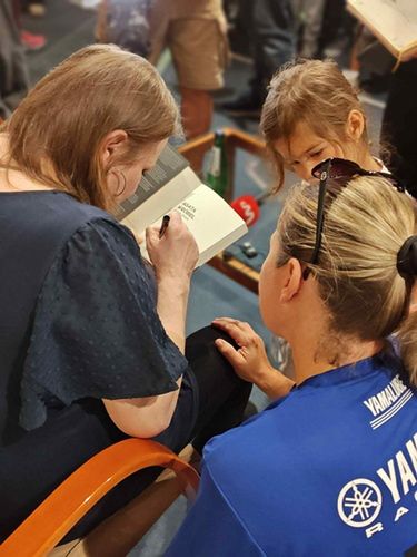 Dawid Góra/Agata Wróbel rozdaje autografy fanom