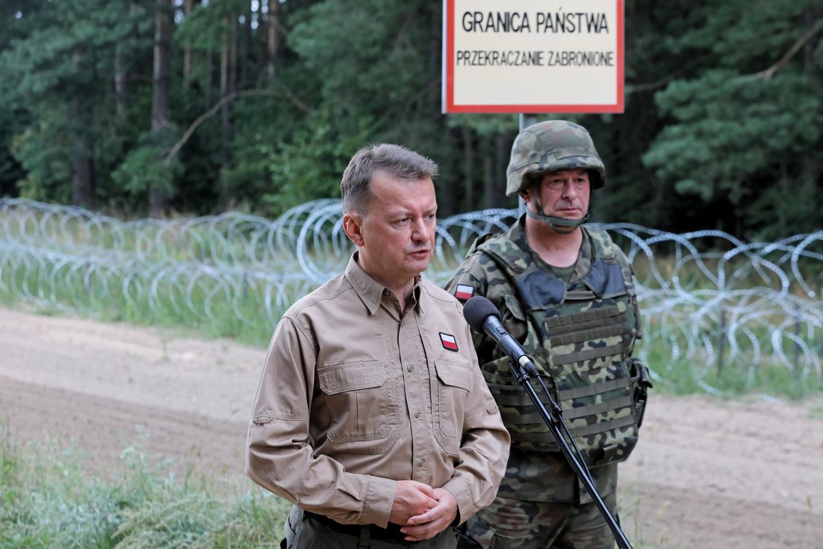 Na zdjęciu szef MON Mariusz Błaszczak przy granicy polsko-białoruskiej. Zdjęcie sprzed wprowadzenia stanu wyjątkowego 