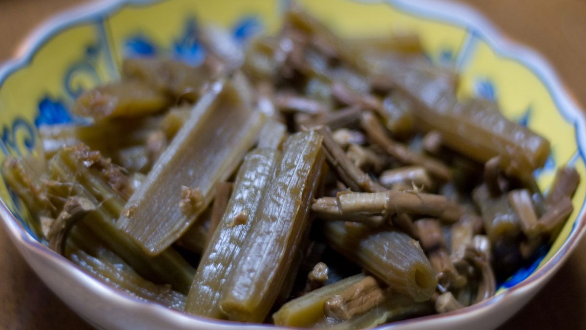 Gotowany lepiężnik bez dodatku soli, odsączony