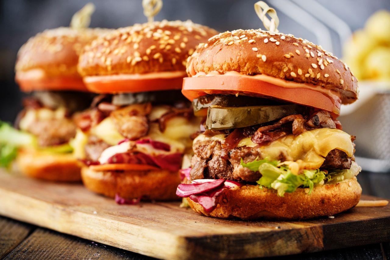 Światowy Dzień Hamburgera. Jakie mięso wybrać, jak je zrobić i które dodatki będą najlepsze?