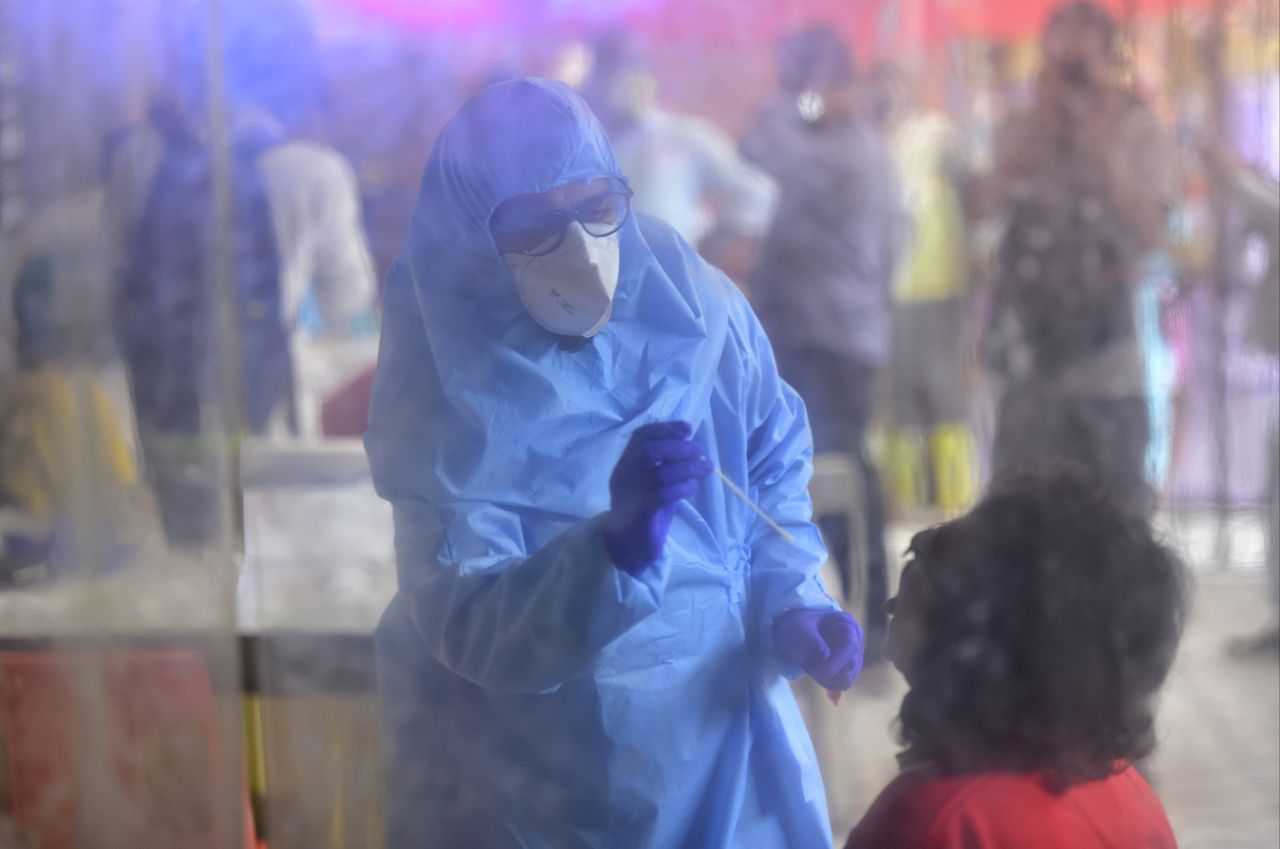 Koronawirus. Supernosiciel w zakładach mięsnych. Zarażał nawet osoby stojące 8 metrów dalej